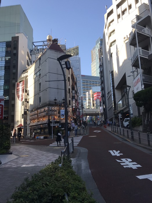 六本木通りを振り返る