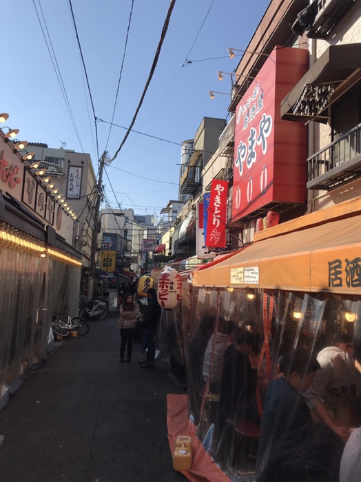 居酒屋が立ち並ぶ