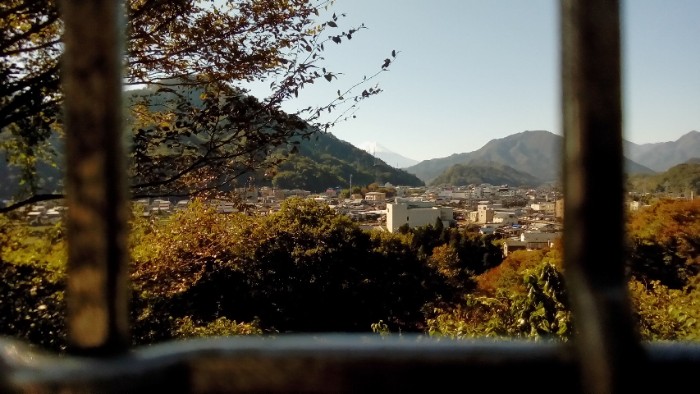 隙間から富士山