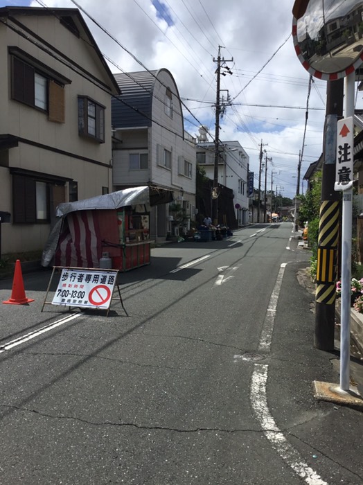 手前のお店がだんご屋さん