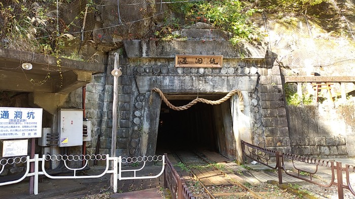 坑道入口