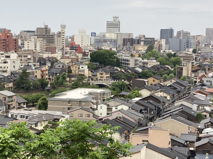 宝泉寺から浅野川大橋をのぞむ