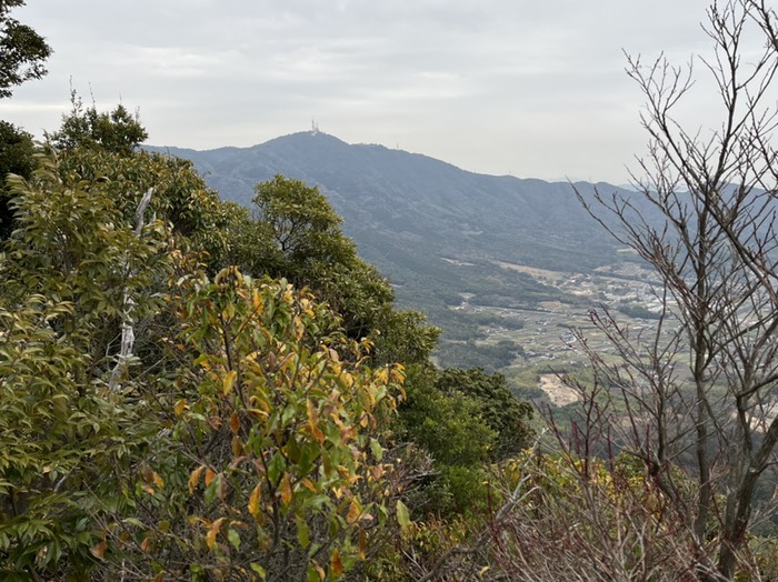 東に大平山横たわる
