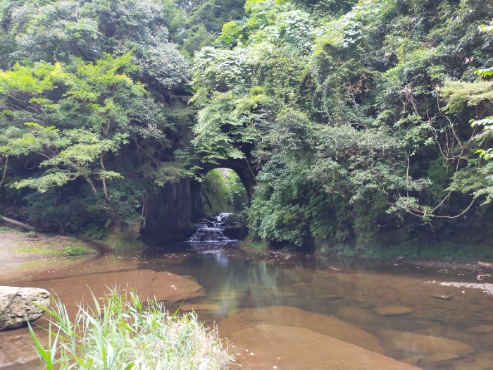 濃溝の滝　亀岩の洞窟