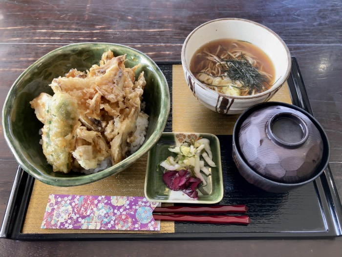 お昼は舞茸天丼とそばのセット