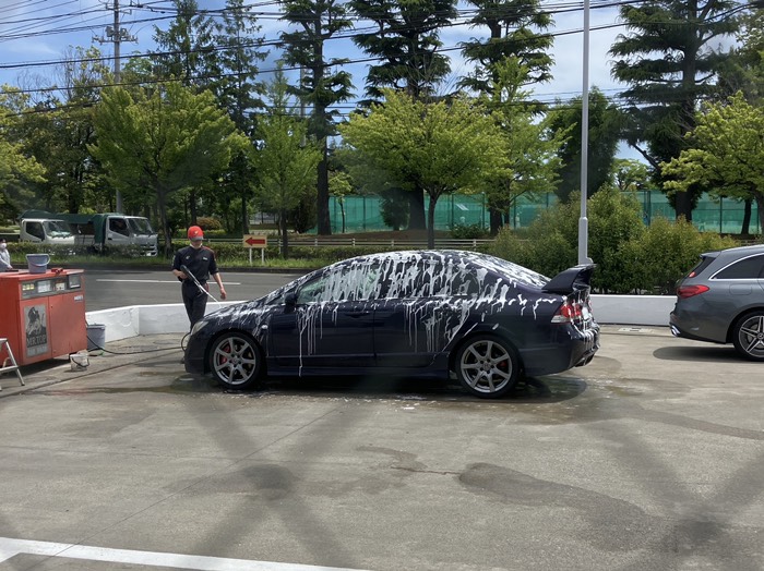 手洗い洗車待ち