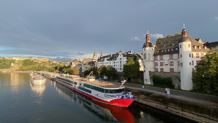 Moselufer mit Sicht auf: