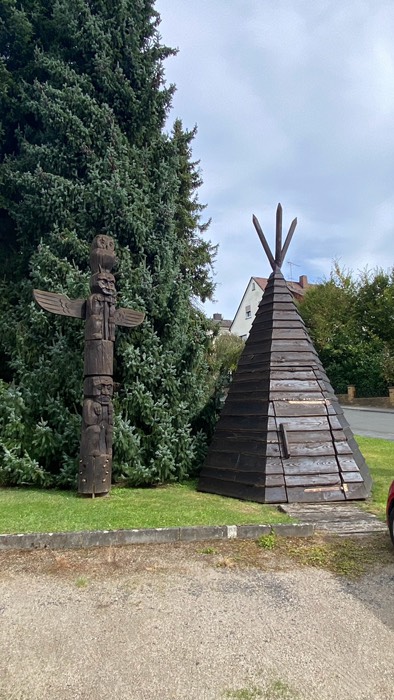 Totempfahl und Holztippi