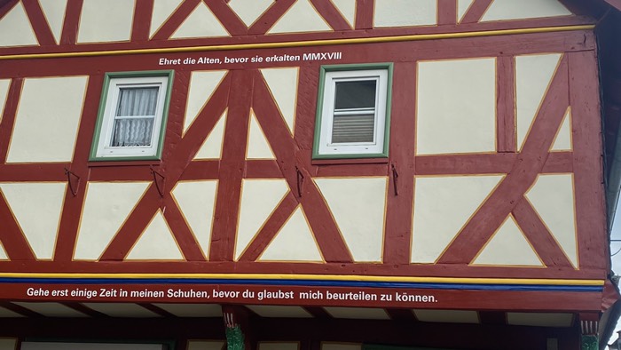 Zwei weise Sprüche zieren die Fassade