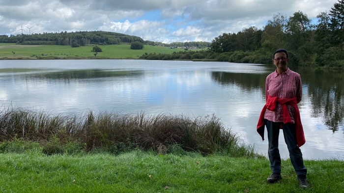 Ute auf dem Erddamm der „Breitenbachtalsperre“