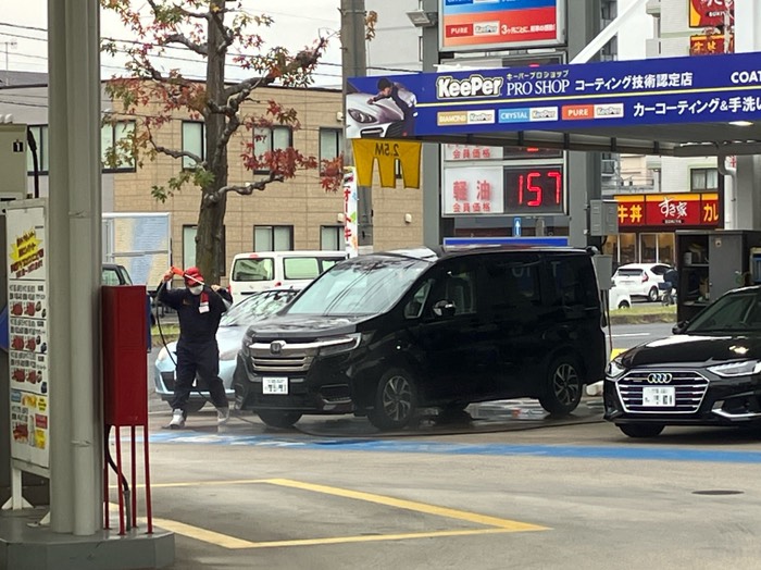 手洗い洗車待ち〜