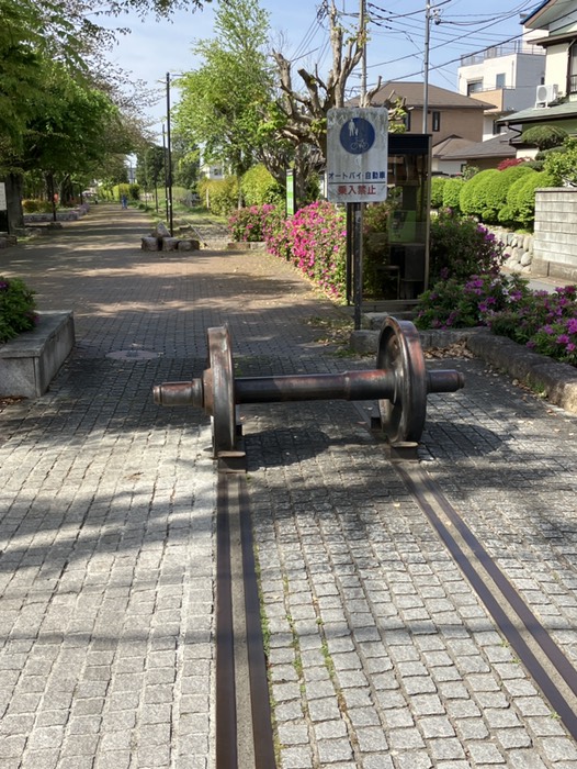 線路と車輪オブジェ