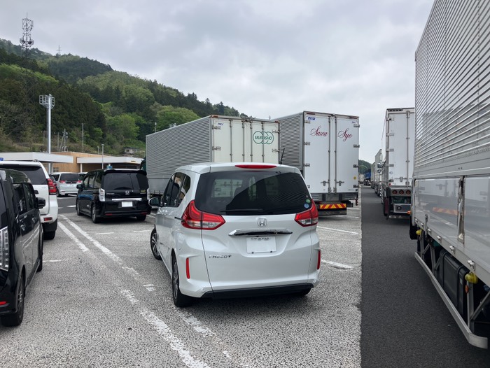 トラックとレジャー車が混在して大変