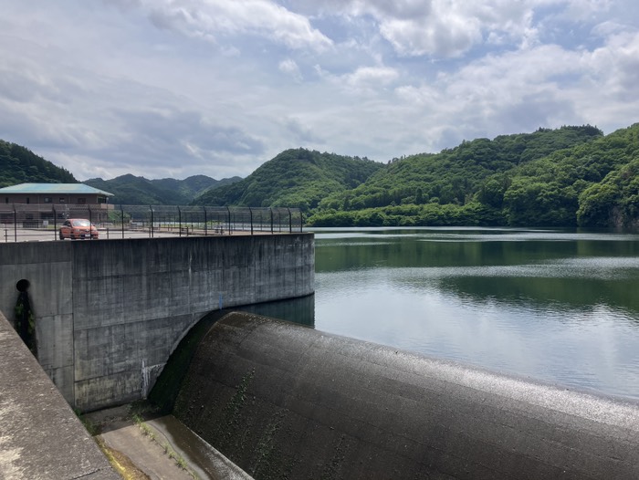 初めて見るタイプのダムかも