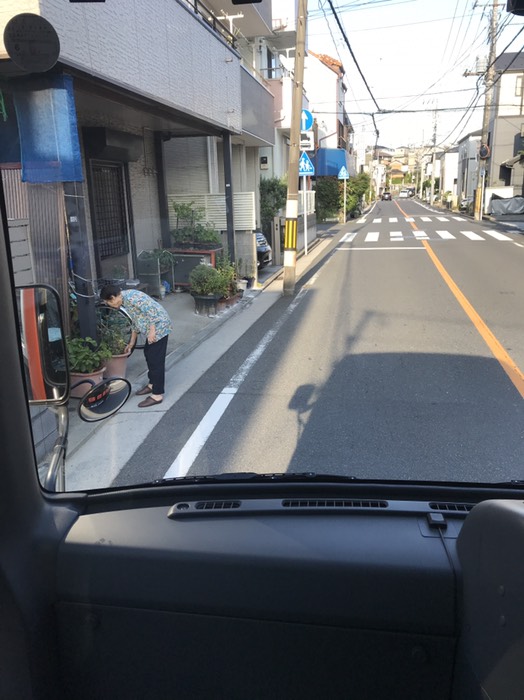たばこ屋前