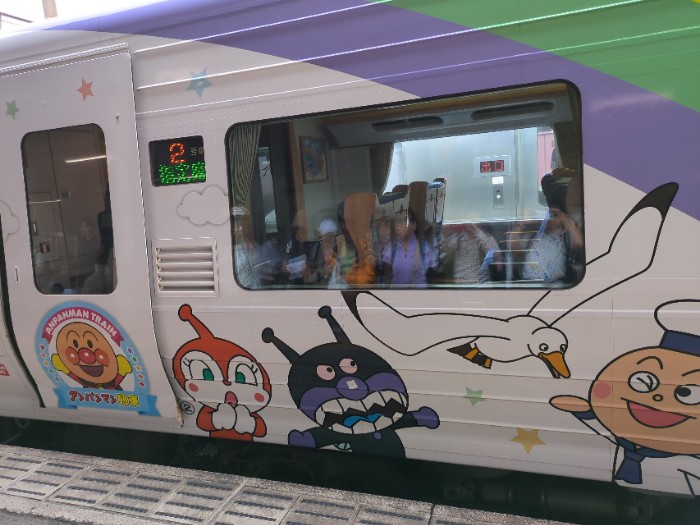 特急 しおかぜ あんパンマン列車