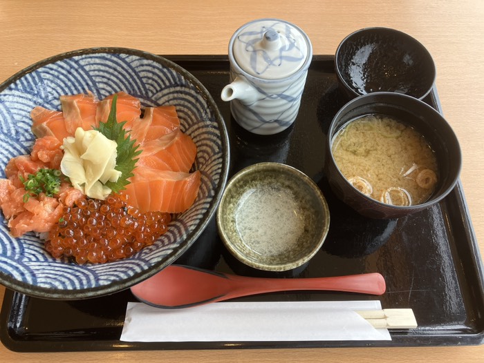 お昼はサーモンの親子丼 ¥2530