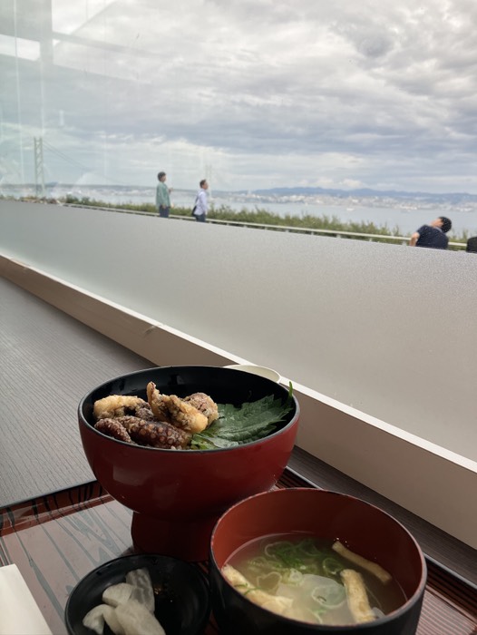 明石海峡大橋とたこのから揚げ丼