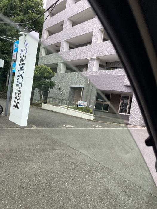陸橋前