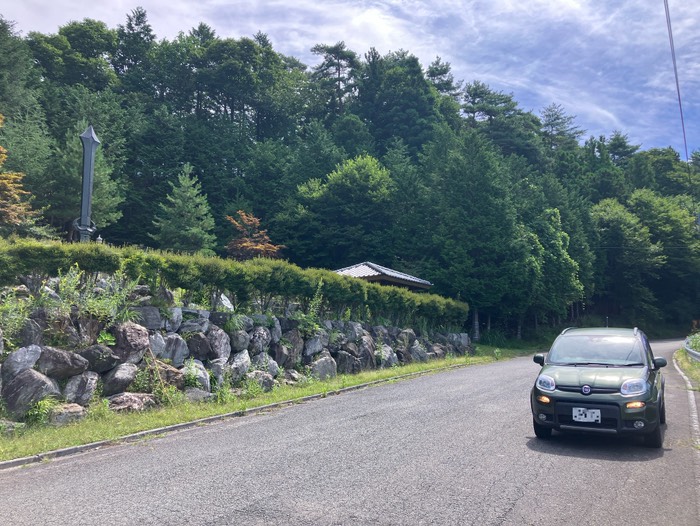 剣が立ってる！