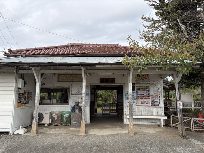 里見駅舎