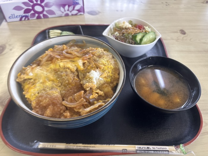 食事処ふるさとでカツ丼大盛り！