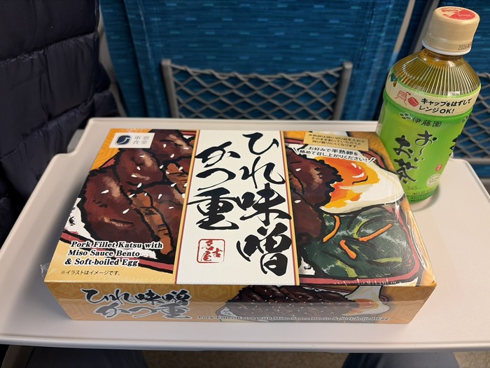 ひかりからこだまに乗り換えるﾀｲﾐﾝｸﾞで買いました🍱