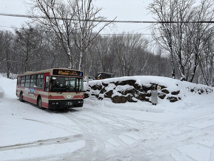 目の前にバス停が！