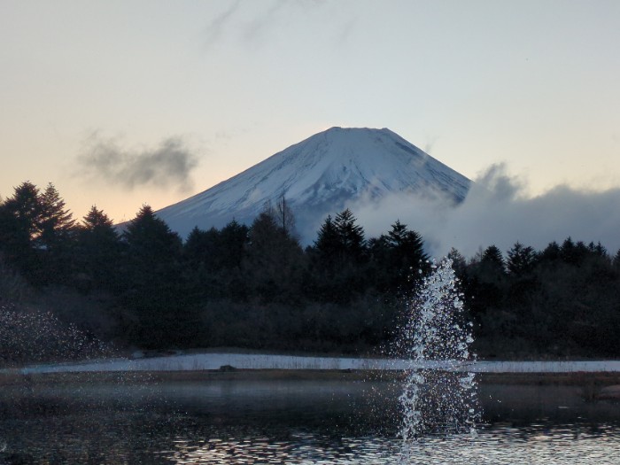 龍神湖と 富士山