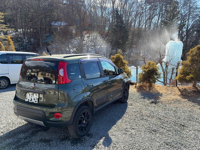 駐車場の前に氷柱が！