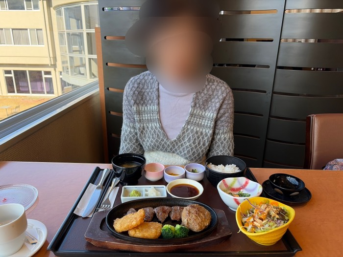 ランチをいただく母