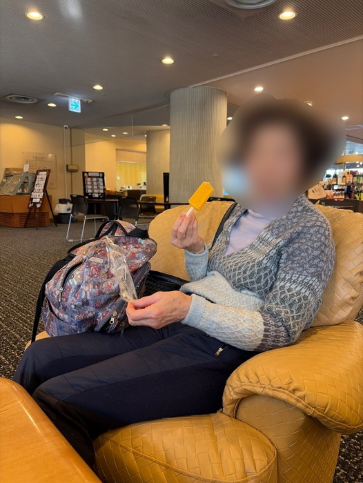 本日３つ目のアイスを頬張る母