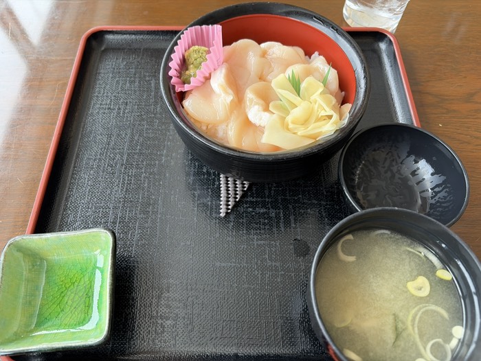 昼食はホタテ丼(¥1,800)
