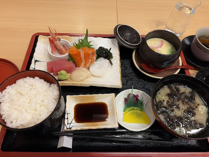 夕食は刺身定食(夕食付プラン)