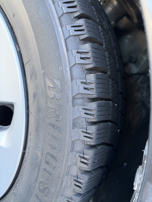 ヒビというより裂けてる！？