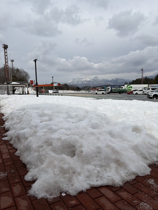 雪たくさん残ってました