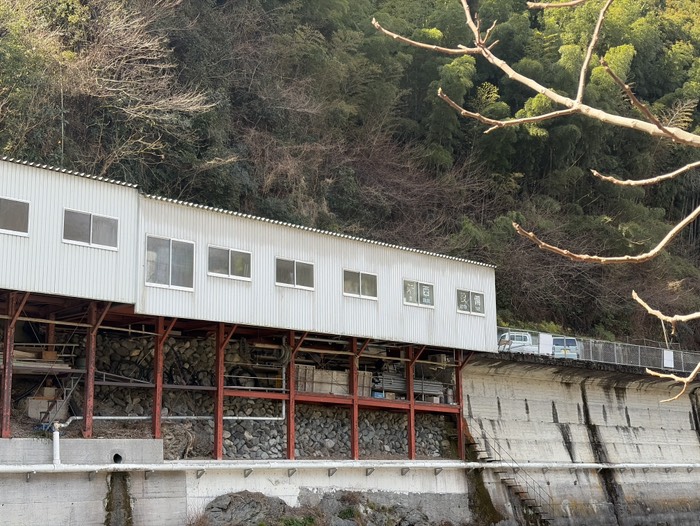 文字のあるドアから鮎を釣るみたい笑笑