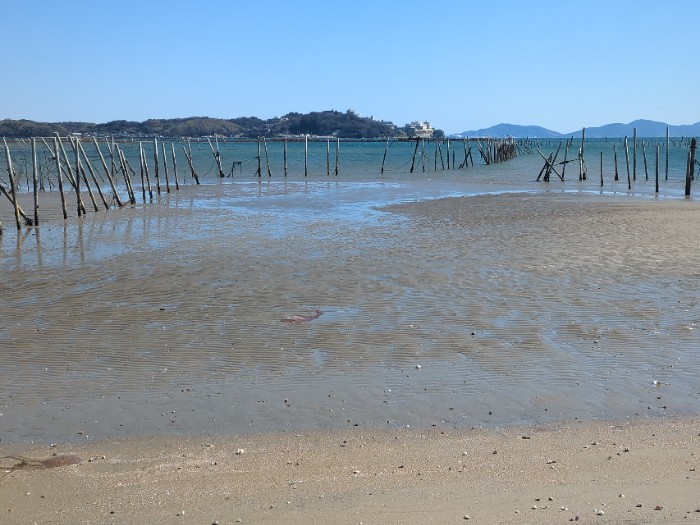 トンボロ干潟 より