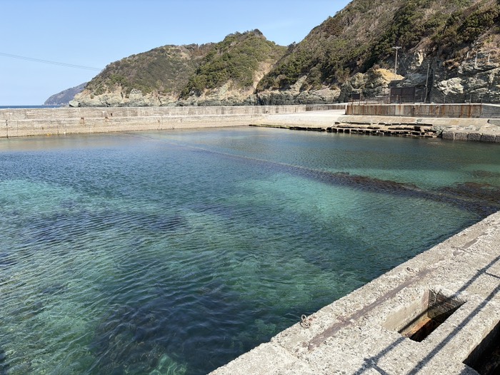 昔養殖場だったみたいだけど、海ぐらい綺麗