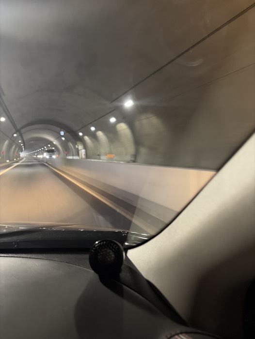 高速のトンネルで何故か壁がある