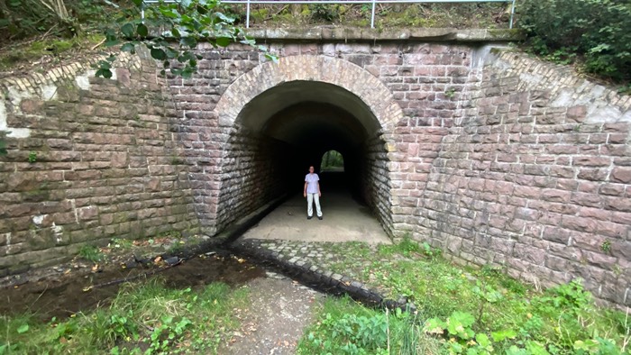 Tunnel als Wanderweg und Bachbett