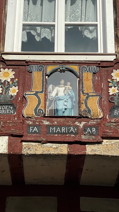 Marienfigur in einer alten Fassade